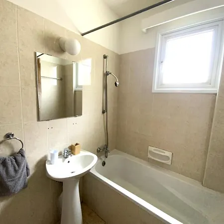Apartment Spacious 3apt Combo, Fast Wifi, 5min Walk To Larnaca