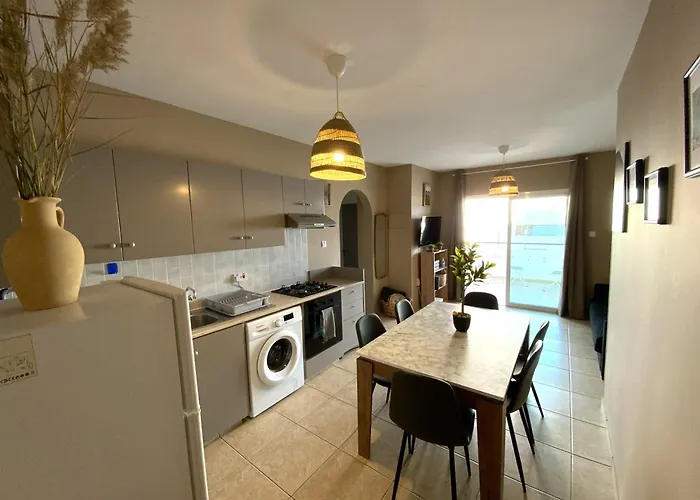 Spacious 3apt Combo, Fast Wifi, 5min Walk To