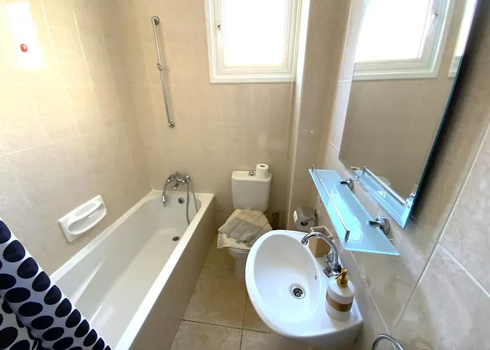 Spacious 3apt Combo, Fast Wifi, 5min Walk To